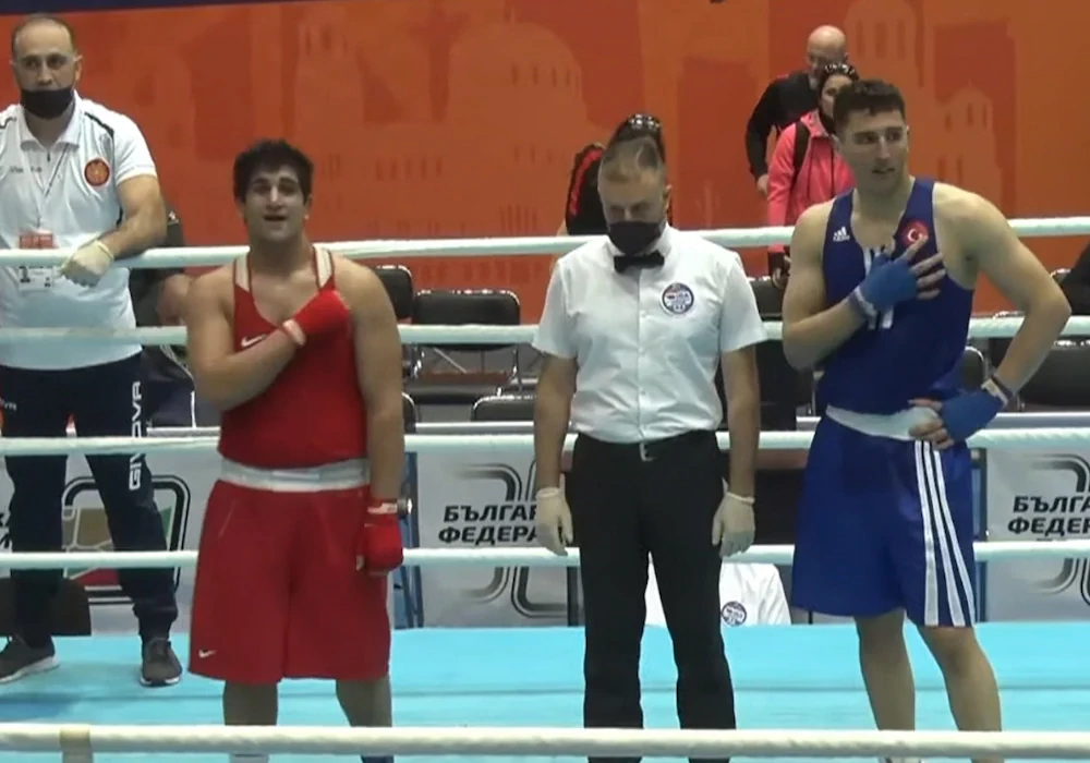 Аветик Овакимян победил боксера из Турции на юношеском ЧЕ (видео)