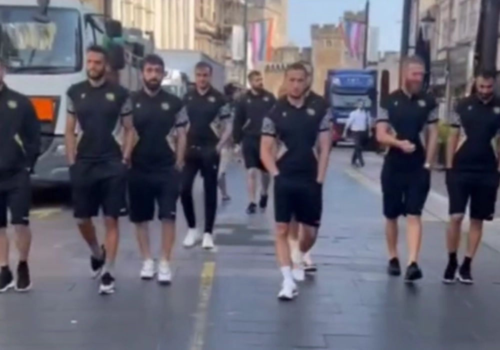 Армянские футболисты прогулялись по Кардиффу (видео)