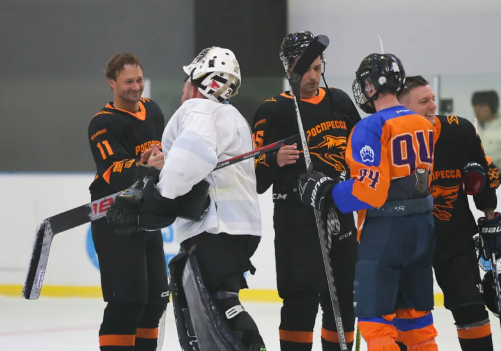 Дмитрий Сычев и Роман Широков в Ереване играют в хоккей