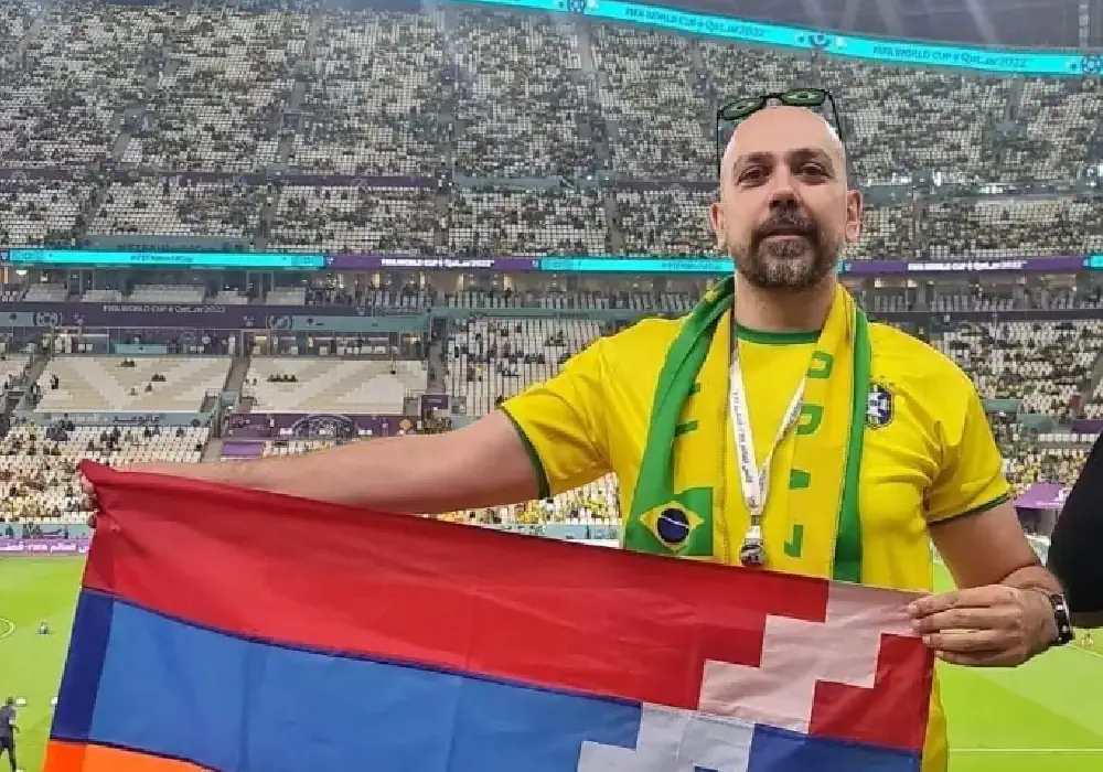 Фотограф из Ливана с флагом Арцаха посещает матчи Чемпионата Мира